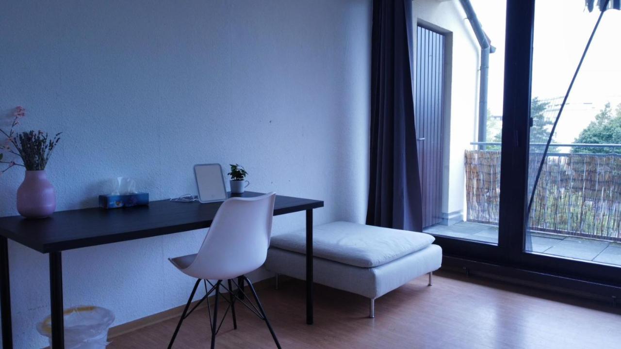 Budget Suite Mit Balkon - Privatzimmer In Wohnung - Netflix & Minibar Inklusive Koblenz  Exterior photo